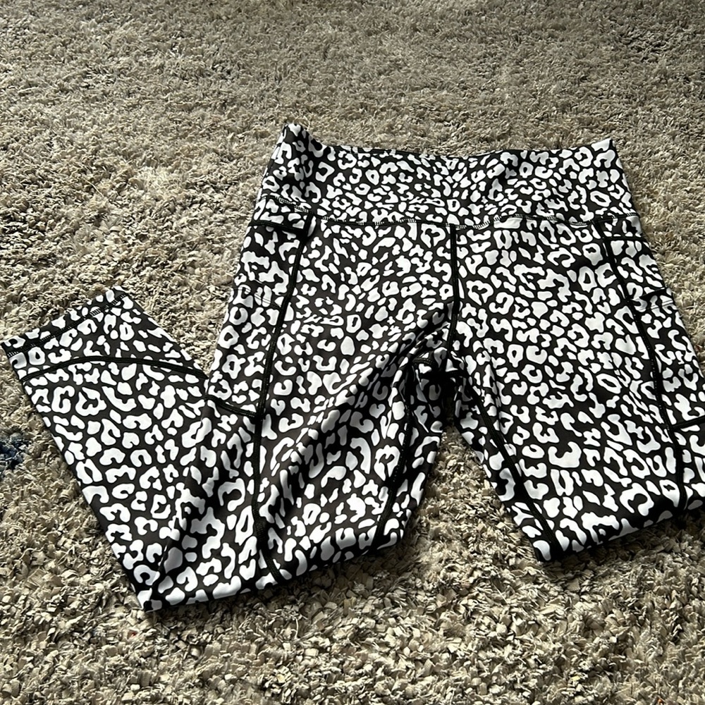 ‼️CLEARANCE‼️ Zyia Light n tight black and white LEOPARD 7/8 (12) EUC